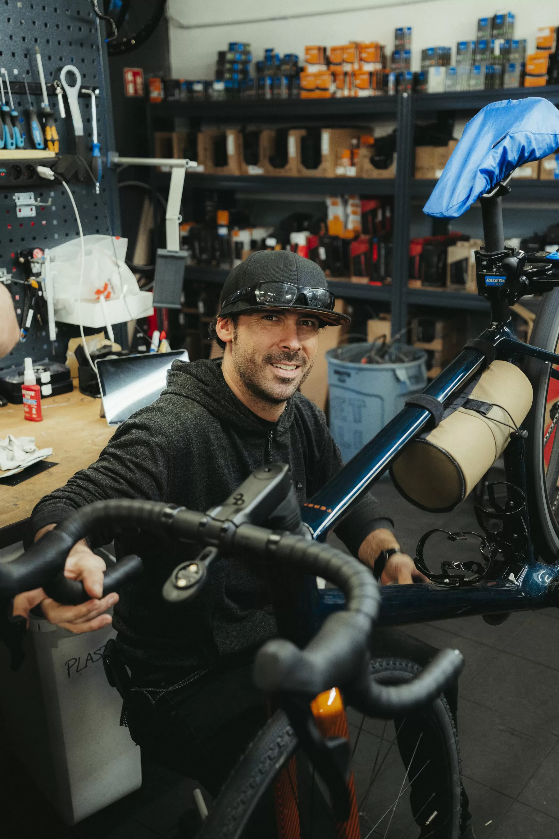 Mechaniker arbeitet in einer SchraubBAR Werkstatt an einem Fahrrad