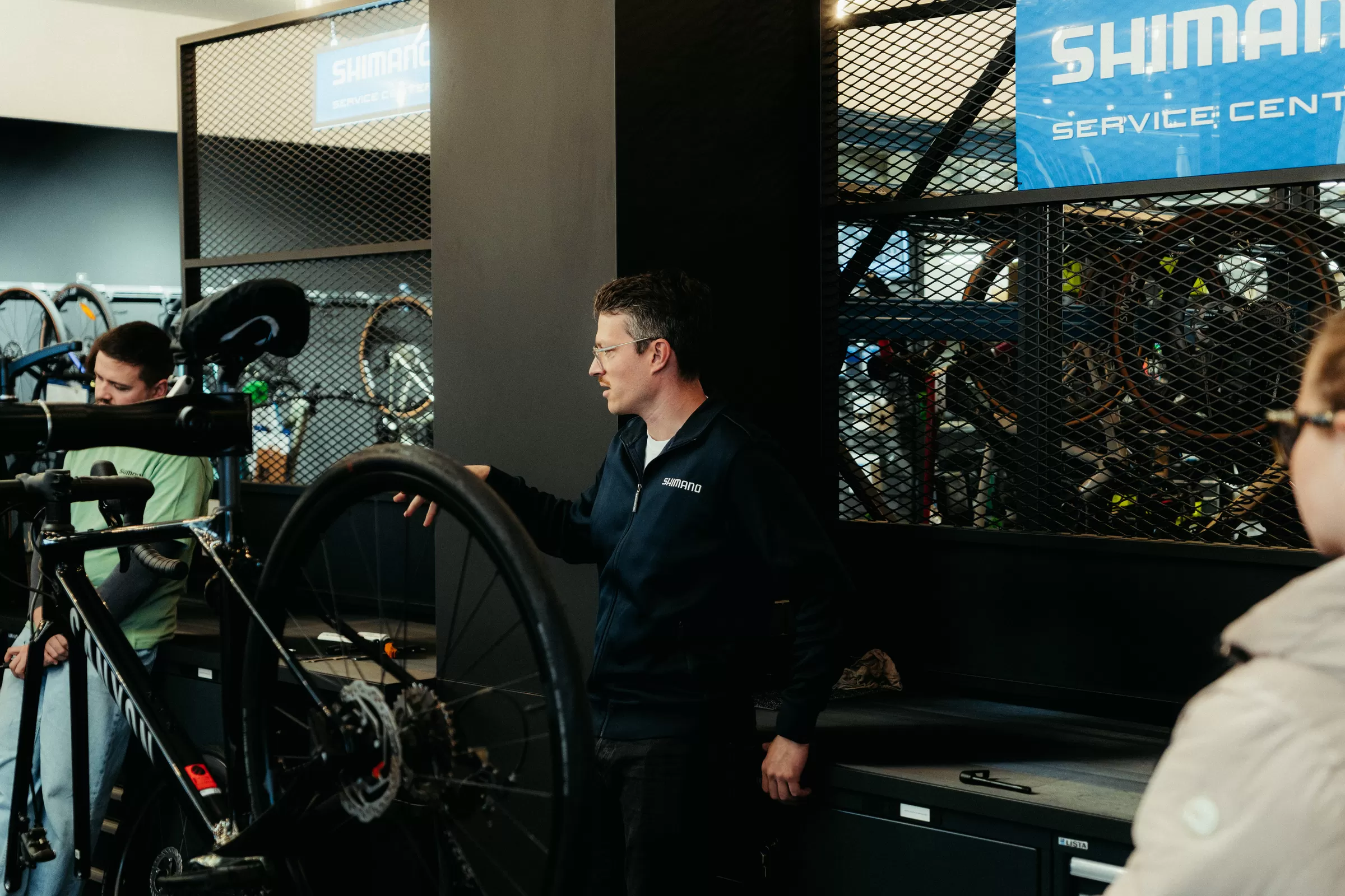 Shimano-Techniker erklärt Servicearbeiten an einem Fahrrad