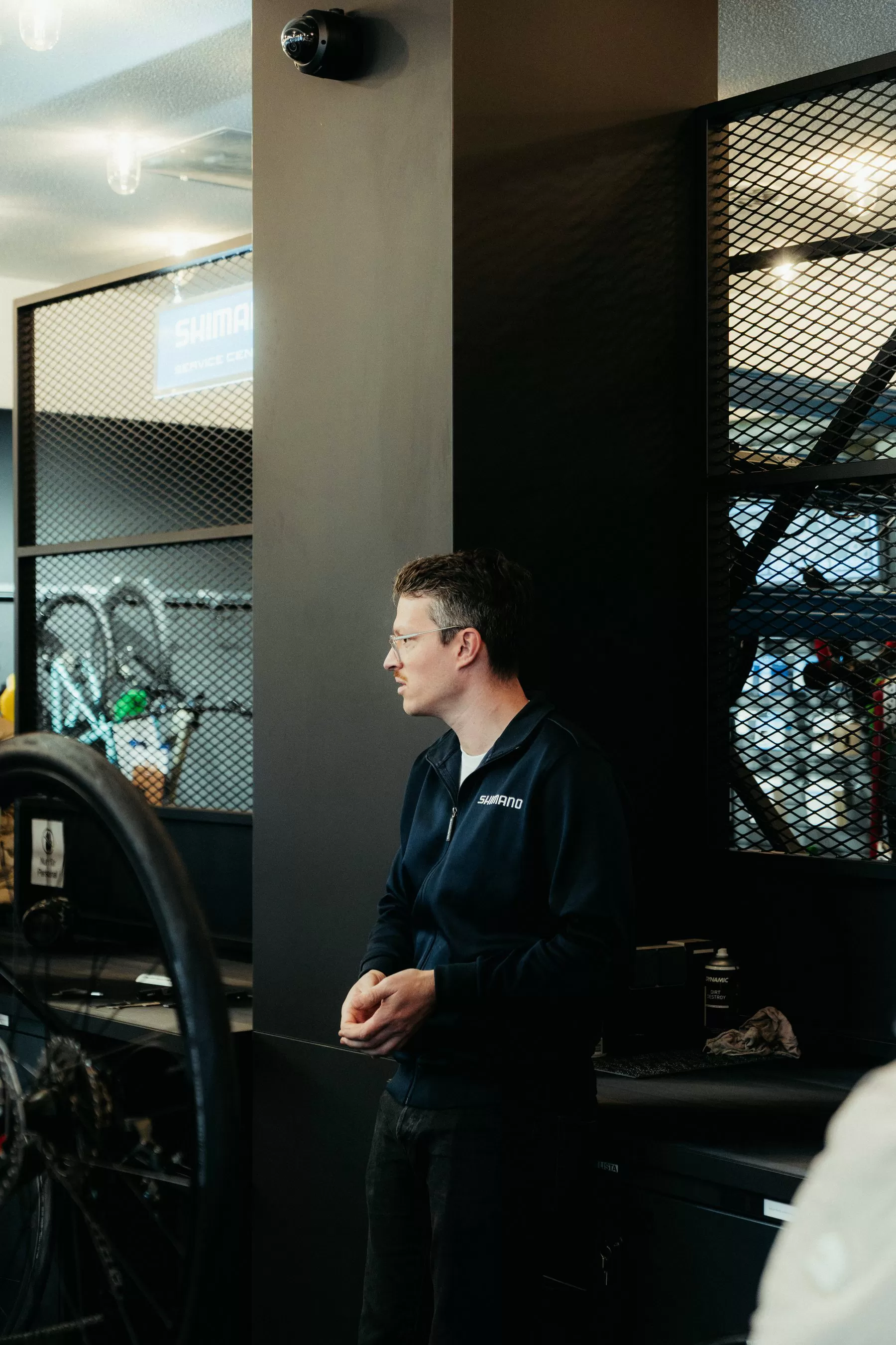 Shimano-Techniker im offiziellen Service Center der SchraubBAR